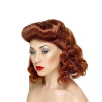 Perruque rousse avec coiffure pin up