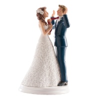 Figurine pour gâteau de mariage avec une mariée tenant la cravate du marié - 20 cm