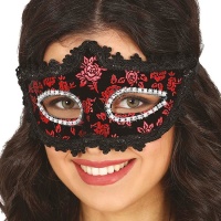 Masque noir avec des fleurs rouges