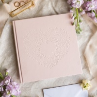 Livre d'or rose pâle avec coeur gravé